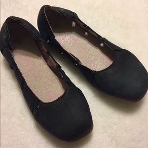 El Naturalista flats navy size 39